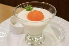 【実食レポ】白いプリンに生卵！？ココスから新感覚すぎるスイーツが登場