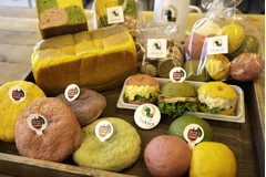 美味しくヘルシーに♪はらぺこあおむしがベーカリーショップになって登場！