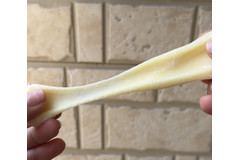こんなスイーツ初めて！ファミマ新作のモチモチ伸びるチーズ餅♡