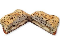 サークルKサンクス もちもちとした黒ごまチーズパン 商品写真