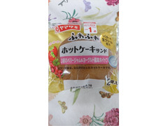 ヤマザキ ふわふわホットケーキサンド 3種のベリージャム＆ヨーグルト風味ホイップ 商品写真