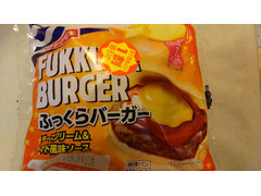 ヤマザキ ふっくらバーガー チーズクリーム＆トマト風味ソース 商品写真