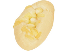 ファミリーマート ファミマ・ベーカリー もっちりとした白いチーズのパン 商品写真