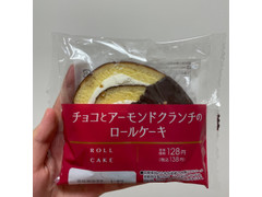 ヤマザキ チョコとアーモンドクランチのロールケーキ 商品写真