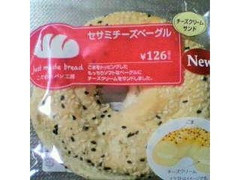 ファミリーマート こだわりパン工房 セサミチーズベーグル 商品写真