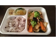 ほっともっと タニタ監修弁当 いかと彩り野菜の黒こしょう炒め ライス普通盛 商品写真