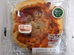 ファミリーマート ファミマ・ベーカリー ファミマ・ベーカリー ソーセージとトマトのこんがりチーズピザ