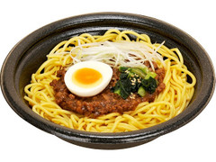 ファミリーマート まぜて食べるジャージャー麺 商品写真