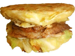 ファミリーマート お好み焼バーガー 豚生姜焼き