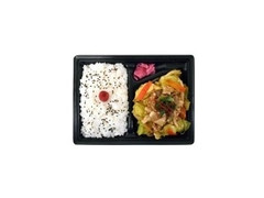 ファミリーマート 1／2日分の野菜が摂れる肉野菜炒め弁当 商品写真