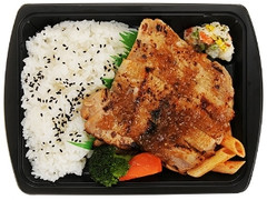 炙り焼チキンステーキ弁当 こだわりオニオンソース