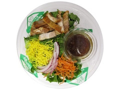 ファミリーマート 炙り焼豚のパリパリ麺サラダ 商品写真