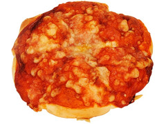 ファミリーマート 完熟トマトのピザパン 商品写真