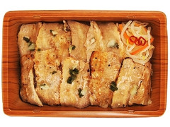 炙り焼 三元豚のねぎ塩カルビ重 麦飯