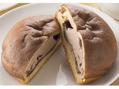 ファミリーマート ファミマ・ベーカリー シュークリームみたいなパン チョコ＆チョコホイップ 商品写真
