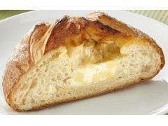 ファミリーマート ファミマ・ベーカリー 角切りチーズとチーズクリームを包んだフランスパン
