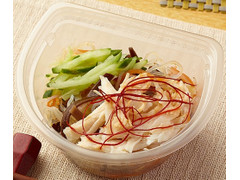 ファミリーマート 蒸し鶏の中華風春雨サラダ 商品写真