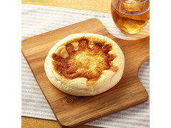 ファミリーマート ファミマ・ベーカリー 平焼きクルミチーズパン 商品写真