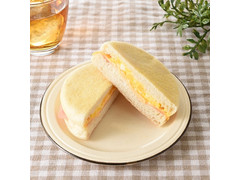 ファミリーマート ファミマ・ベーカリー もっちり食感マフィンハムチーズエッグ 商品写真