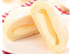 ファミマ・ベーカリー 白いチーズクリームパン