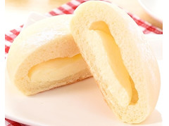 ファミリーマート ファミマ・ベーカリー 白いチーズクリームパン 商品写真