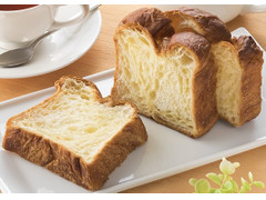 ファミリーマート ファミマ・ベーカリー デニッシュ食パン バターと生クリーム入り 商品写真