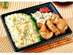 ファミリーマート 炒飯＆唐揚弁当 商品写真