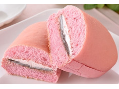 ファミリーマート ファミマ・ベーカリー いちごのコッペパン いちごクリーム＆生チョコクリーム 商品写真