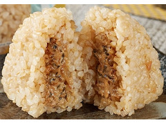 ファミリーマート 玄米おむすび 昆布とツナマヨネーズ 商品写真