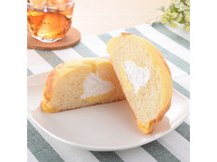 ファミリーマート ファミマ・ベーカリー チーズホイップブールパン 商品写真