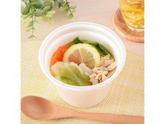 ファミリーマート 蒸し鶏と野菜の塩レモンスープ 商品写真