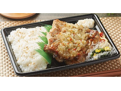 ファミリーマート 玉ねぎソースで食べる！グリルチキン弁当 醤油仕立て 商品写真