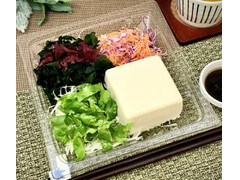 ファミリーマート 野菜と食べる豆腐サラダ 商品写真