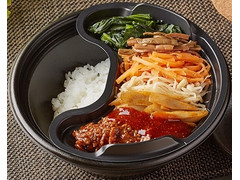 ファミリーマート 5種野菜と半熟たまごのビビンバ丼 商品写真