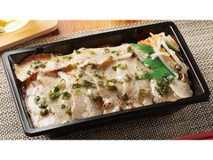 炙り焼三元豚のねぎ塩カルビ重 麦飯