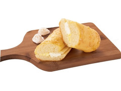 ファミリーマート 2種のチーズクリームinメロンパン風ロール 商品写真