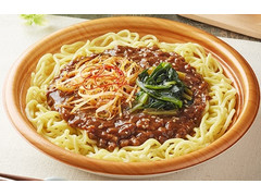 ファミリーマート 甜面醤の旨み！ジャージャー麺 大豆ミート使用 商品写真