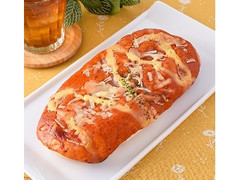 ファミマ・ベーカリー 完熟トマトの濃厚ピザパン