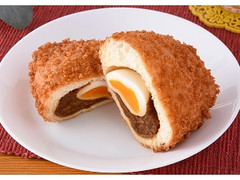 ファミマ・ベーカリー 半熟たまご入りカレーパン