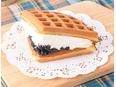 ファミリーマート ワッフルケーキ クッキー＆クリーム 商品写真