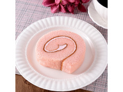 ファミリーマート 桜のロールケーキ 商品写真