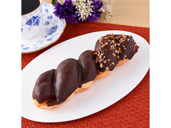 ファミリーマート ファミマ・ベーカリー チョコとナッツのツイストドーナツ 商品写真