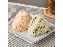 ファミリーマート 鮭ごま・野沢菜ちりめんおむすび 商品写真