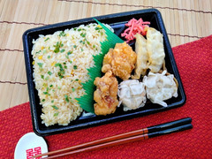 ファミリーマート 玉子炒飯＆唐揚げ焼売揚げ餃子弁当 商品写真