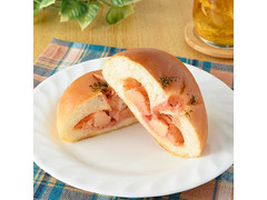 ファミリーマート ファミマ・ベーカリー もっちり食感の明太ポテトパン 商品写真