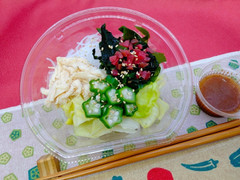 ファミリーマート 蒸し鶏と梅の春雨サラダ 商品写真