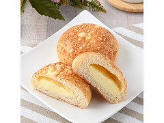 ファミリーマート ファミマ・ベーカリー もちもち食感のカマンベールチーズクリームパン 商品写真