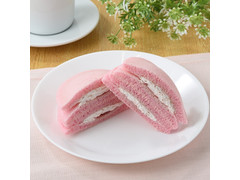 ファミリーマート ファミマ・ベーカリー いちごパンケーキ いちごジャム＆ホイップ 商品写真