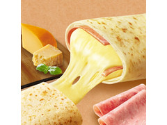 ファミリーマート トルティーヤ ハム＆2種のチーズ 商品写真