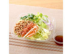 ファミリーマート タイ風そぼろとパクチーのサラダ 商品写真
